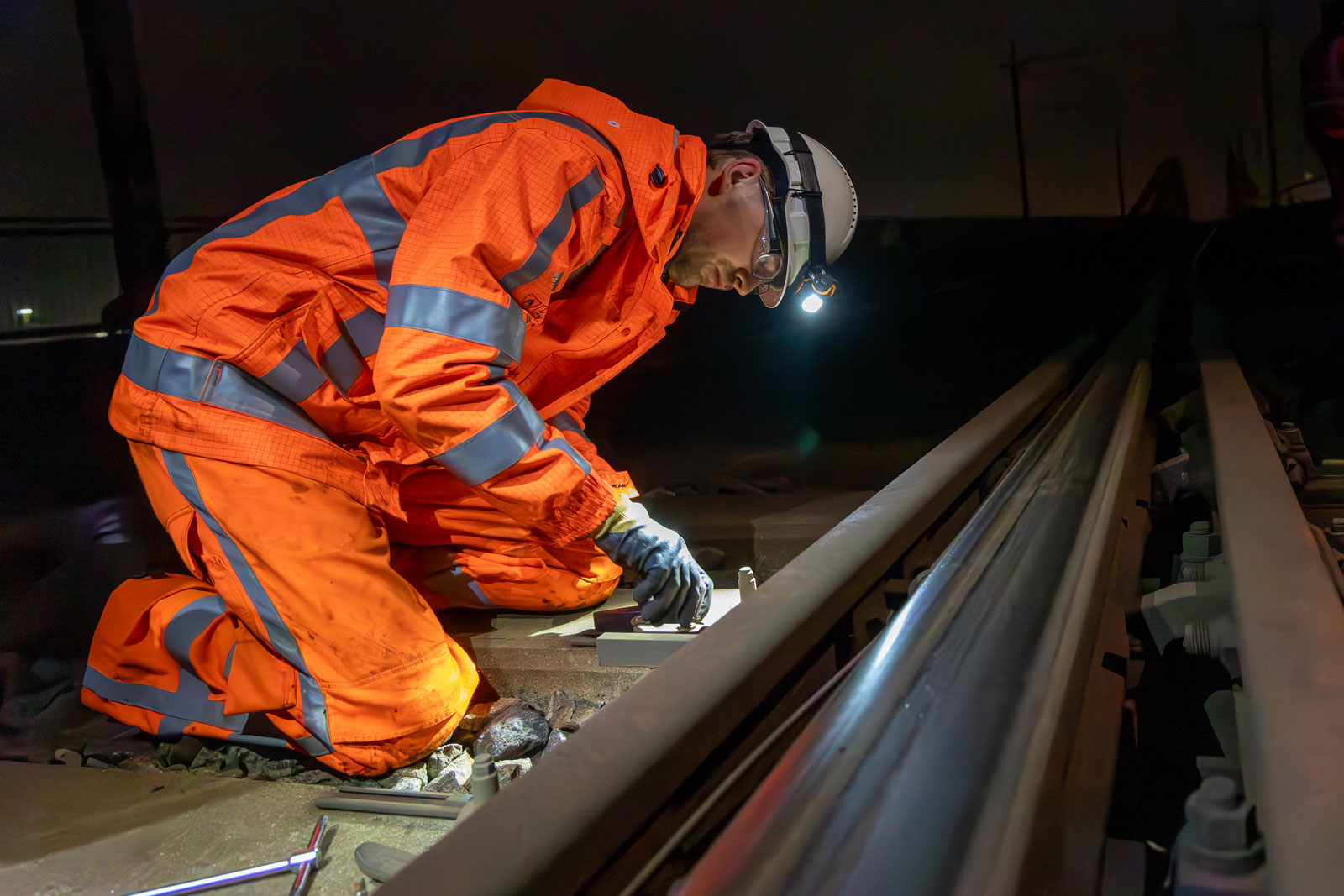 Arnout van den Berg werk aan het spoor