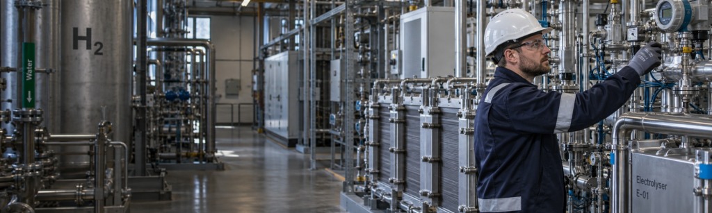 Illustratief beeld van een technicus bij een waterstofinstallatie